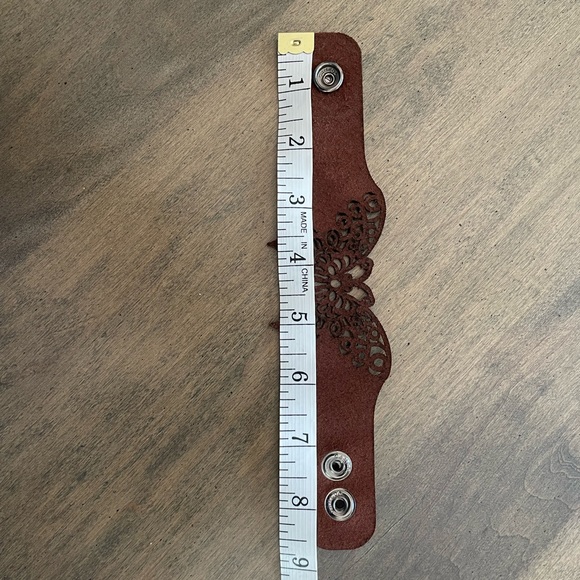 Butterfly 🦋 Leather handcrafted bracelet. Coffee/cocoa colored, pebbled grain - Picture 5 of 5